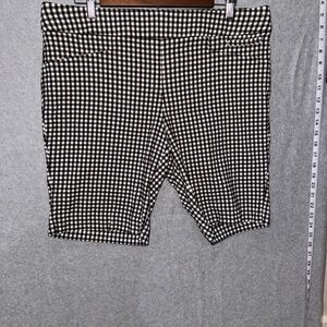 Ellen Tracy Black and White Bermuda Shorts Gingham Pattern